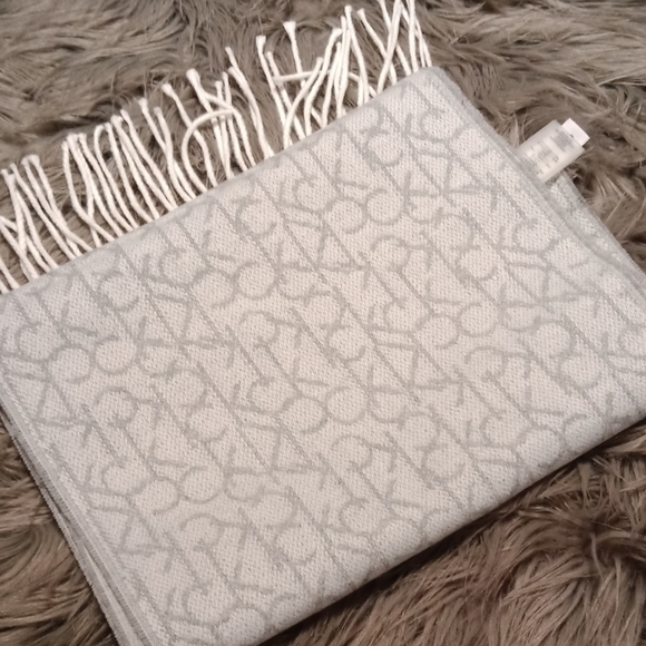 Calvin Klein scarf - Picture 2 of 8